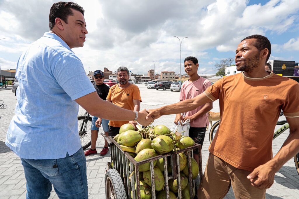 Prefeito Rodrigo Pinheiro entrega novo estacionamento e praça para feirantes e comerciantes em Caruaru