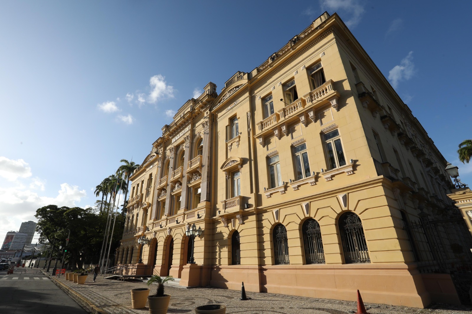 Governo Raquel Lyra reverte déficit e fecha 2023 com superávit de R$ 1,0  bilhão em meio a recorde de despesas com educação - Blog Edmar Lyra