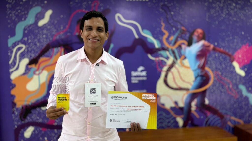 Prefeito de Itapissuma, Junior de Irmã Teca, recebe o prêmio “Prefeito Inovador 2026” em Fórum Regional