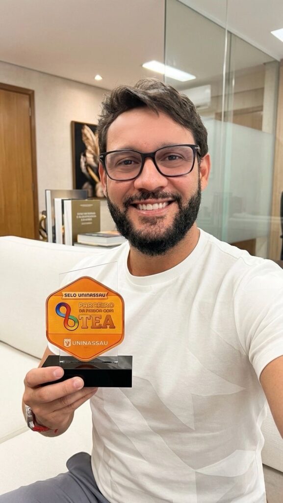 Deputado Gilmar Júnior recebe Selo Uninassau Parceiro da Pessoa Autista