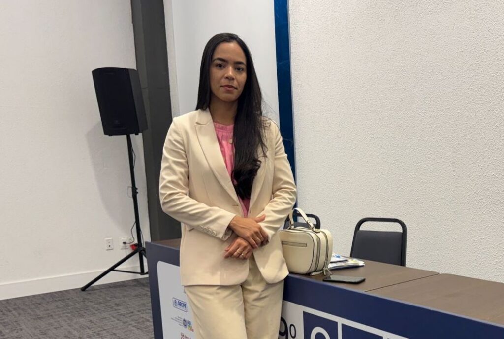 Waldemar Oliveira parabeniza Lívia de Zé de Benga, primeira mulher a assumir a presidência da UVP