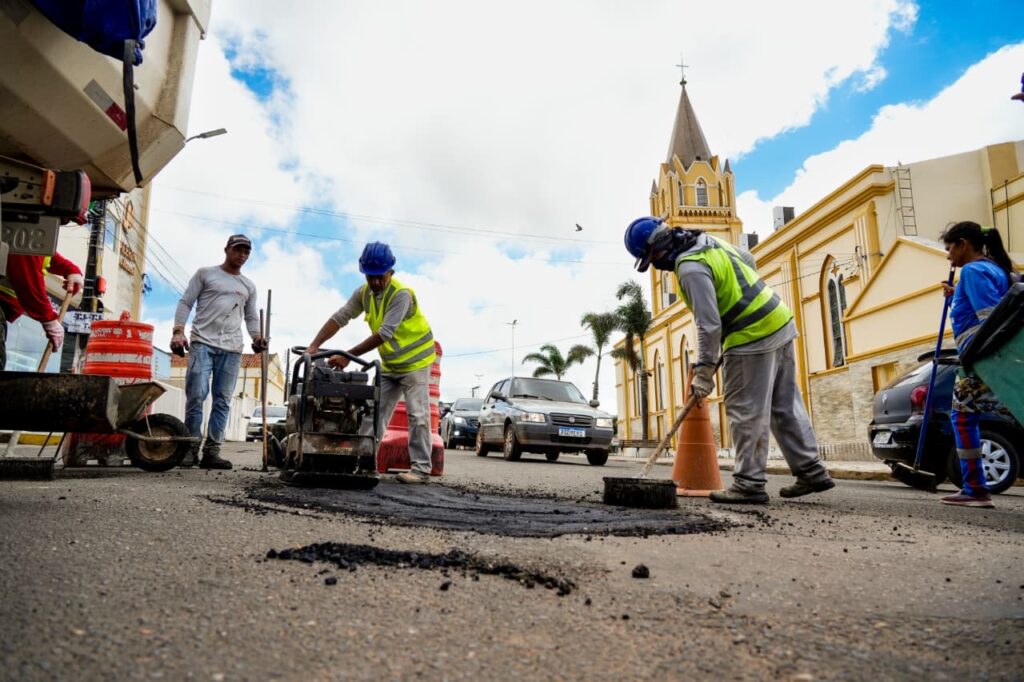 Prefeitura de Araripina intensifica operação tapa-buracos e avança na recuperação de ruas e avenidas