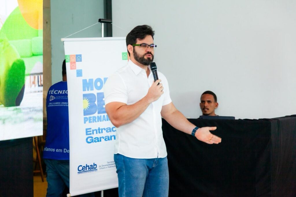 Em Igarassu, César Ramos comemora entrega de habitacional e avanço da moradia popular