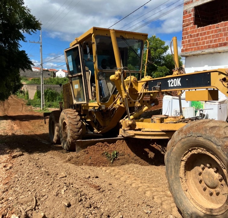Secretaria de Serviços Públicos inicia mutirão de limpeza, capinação e patrolamento de ruas afetadas pelas chuvas em Salgueiro