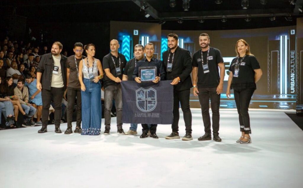 Liderança reconhecida: No encerramento do 24º Festival do Jeans, Edilson Tavares recebe homenagem da ACIT