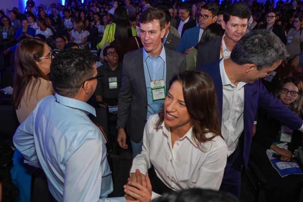 Na abertura do Congresso Miguel Coelho anuncia concessão dos serviços da Compesa