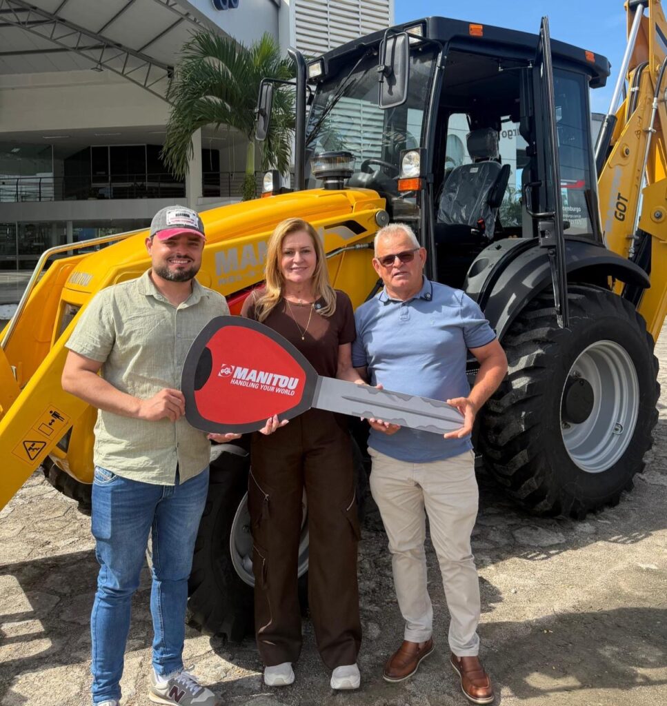 Roberta Arraes conquista retroescavadeira para Buíque e fortalece parceria com o vereador Daidson, com apoio do Governo do Estado