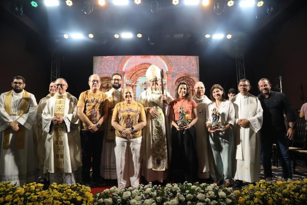 Ressaltando a fé do povo pernambucano, governadora Raquel Lyra prestigia missa de encerramento da Festa de Nossa Senhora dos Prazeres, em Jaboatão dos Guararapes