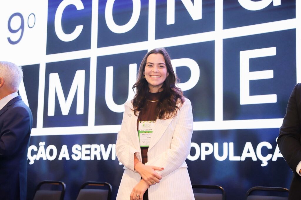 Maria Arraes destaca força do municipalismo e articula parcerias no Congresso da Amupe
