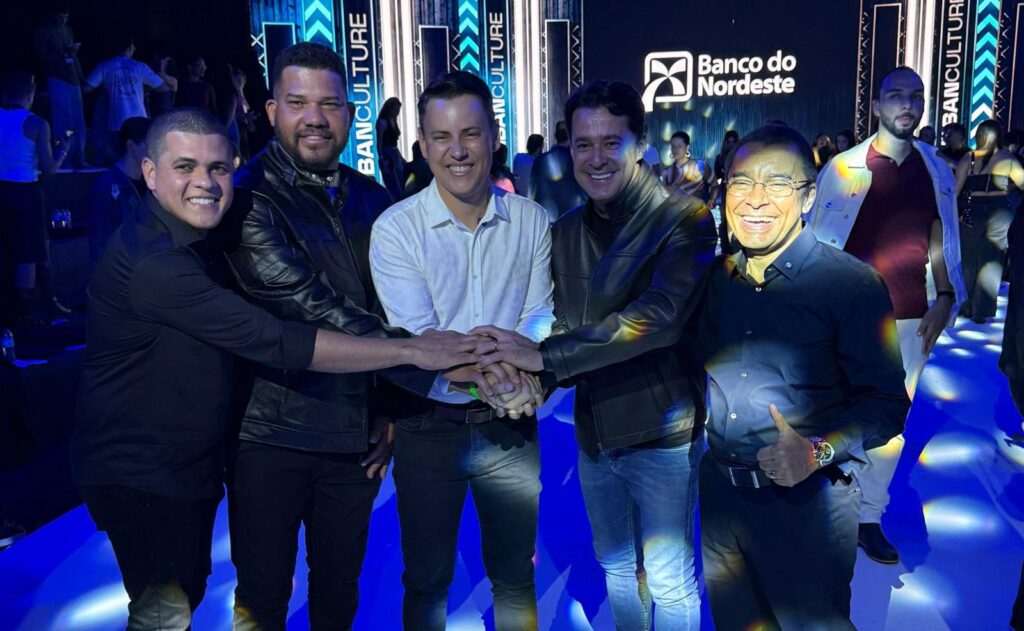 A convite do deputado Abimael Santos, pré-candidato ao Senado Anderson Ferreira prestigia o Festival do Jeans de Toritama