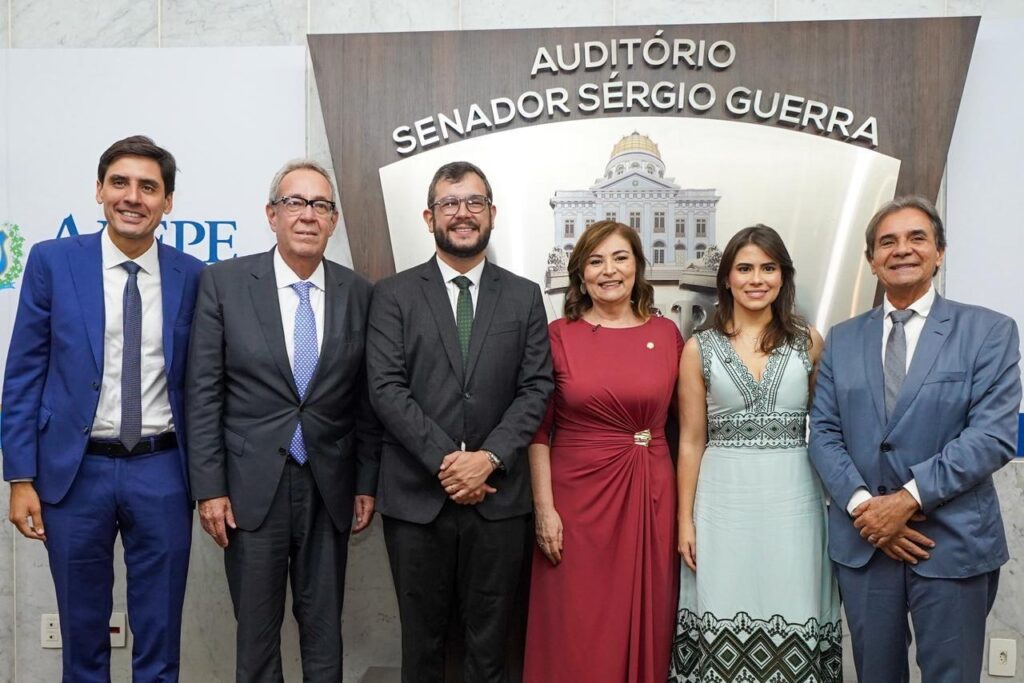 Álvaro Porto entrega título de cidadã pernambucana à deputada Simone Santana