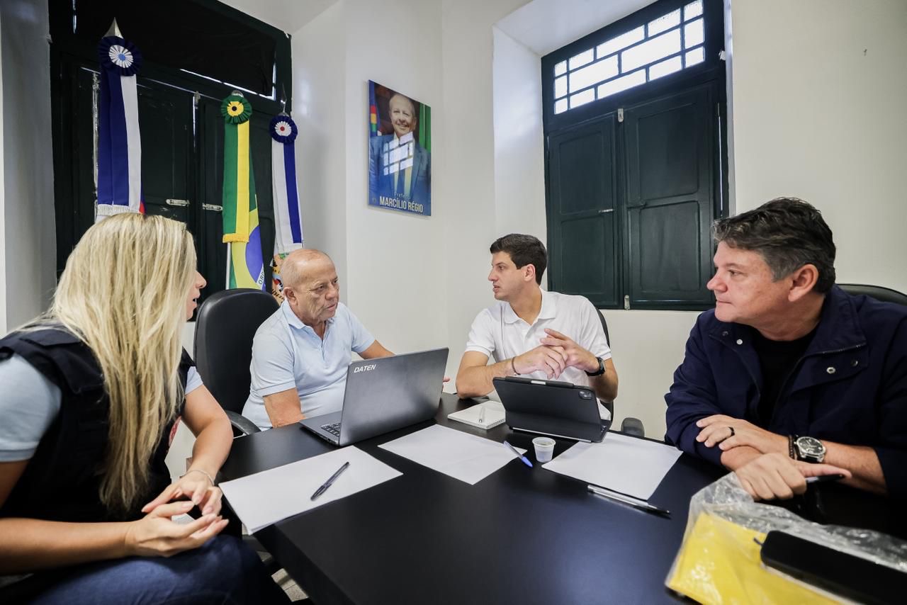 João Campos reúne prefeitos e anuncia que vai pedir a Lula recursos para projetos de prevenção às chuvas em municípios afetados
