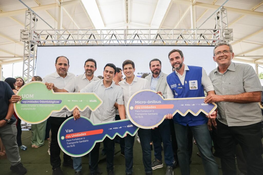 João Campos entrega 75 veículos para a saúde e reforça recado de Lula sobre as eleições em Pernambuco