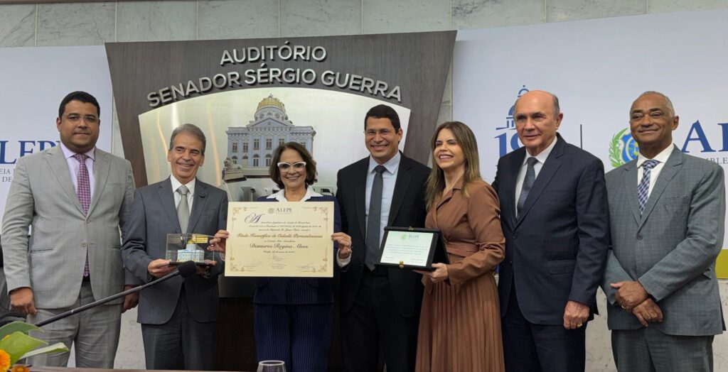 Clarissa Tércio e Pastor Júnior Tércio entregam título de cidadã pernambucana à senadora Damares Alves