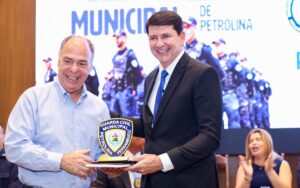 Prefeito Simão e Guarda Civil homenageiam Fernando Bezerra Coelho