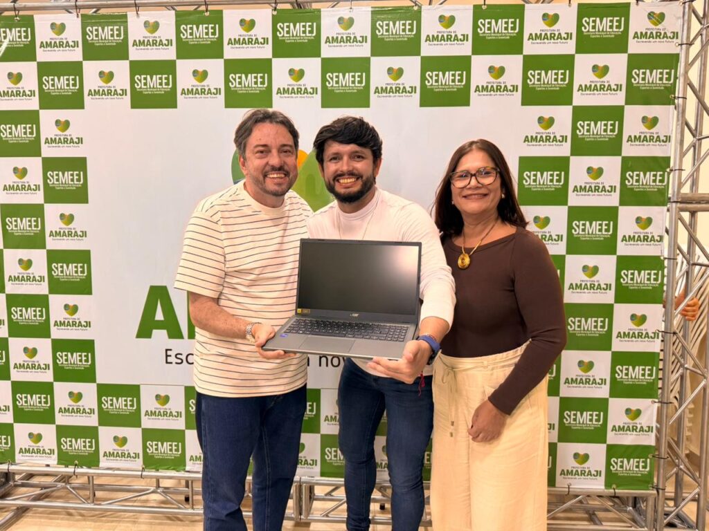 A Prefeitura de Amaraji, em parceria com a Secretaria Municipal de Educação, entregou novos notebooks e fardamento para todos os professores da rede municipal de ensino