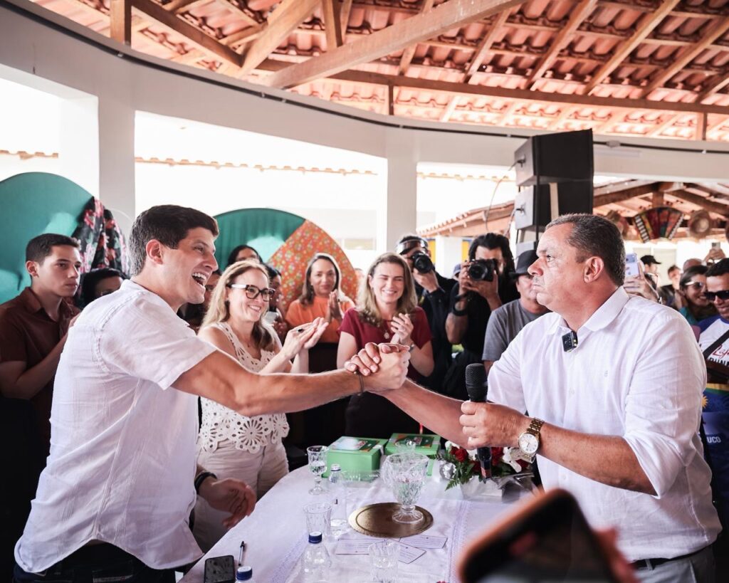 João Campos participa de entregas em Lajedo e reforça parceria com o Governo Lula