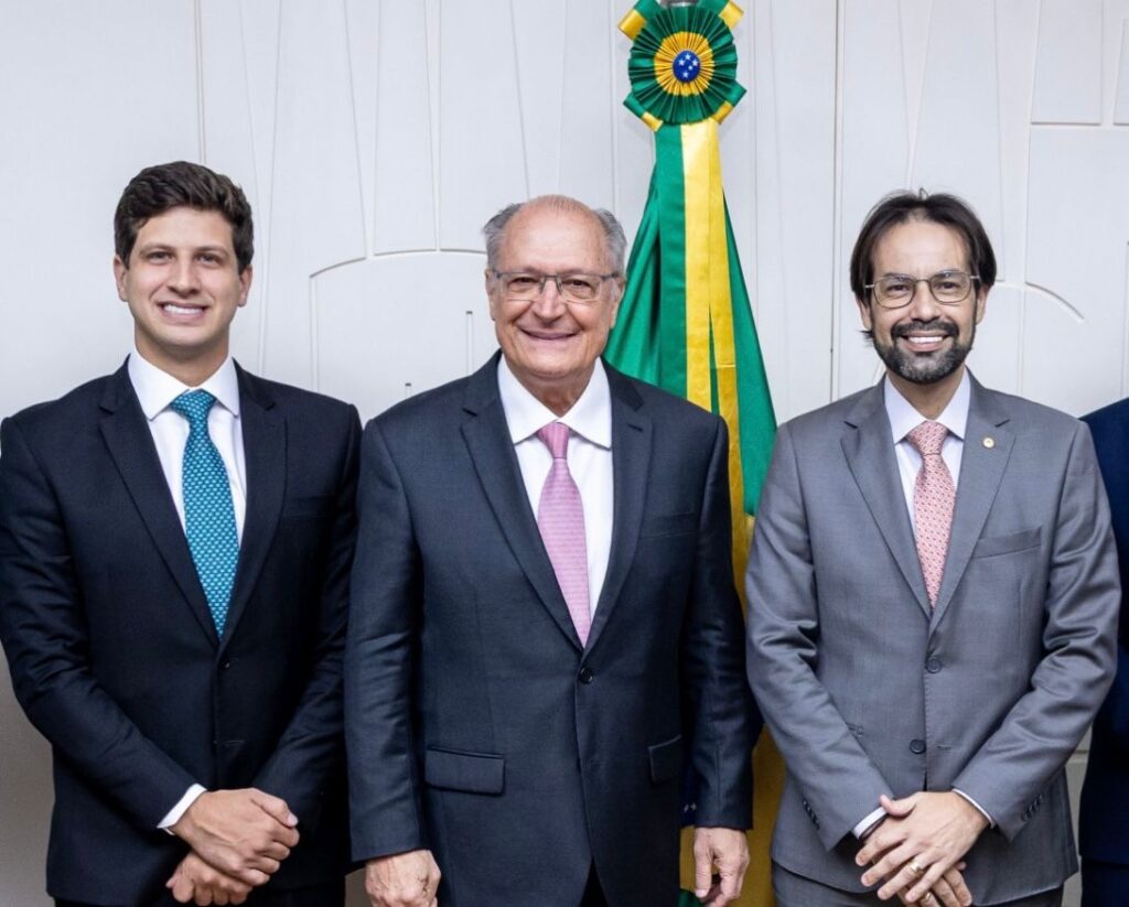Diogo Moraes comemora suspensão da Lei Antidumping que geraria taxação do poliéster