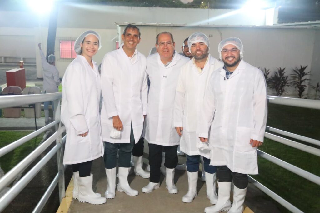 Ministro da Pesca e prefeito Mano Medeiros visitam empresa de pescados do Jaboatão dos Guararapes