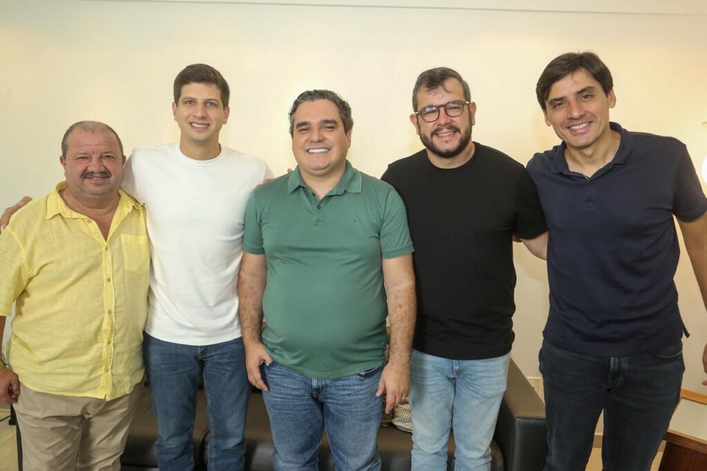 Em Garanhuns, pré-candidato a deputado estadual Moacir Bezerra anuncia apoio a Gabriel Porto e João Campos