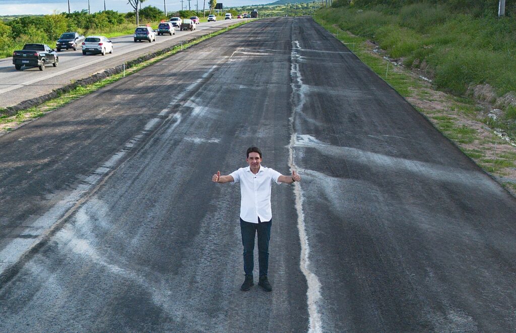 Em visita as obras da BR-423, Silvio Costa Filho agradece ao presidente Lula pelos investimentos no Estado
