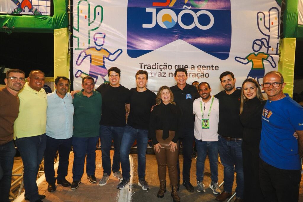 Prefeito Simão abre o Pra Sempre São João em noite de nostalgia e multidão na Avenida dos Tropeiros