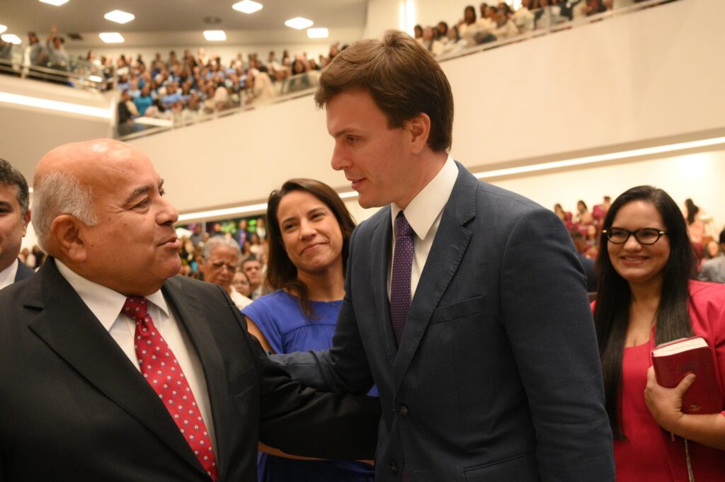 Miguel Coelho participa ao lado de Raquel Lyra da programação do 25º Congresso de Mulheres da Assembleia de Deus
