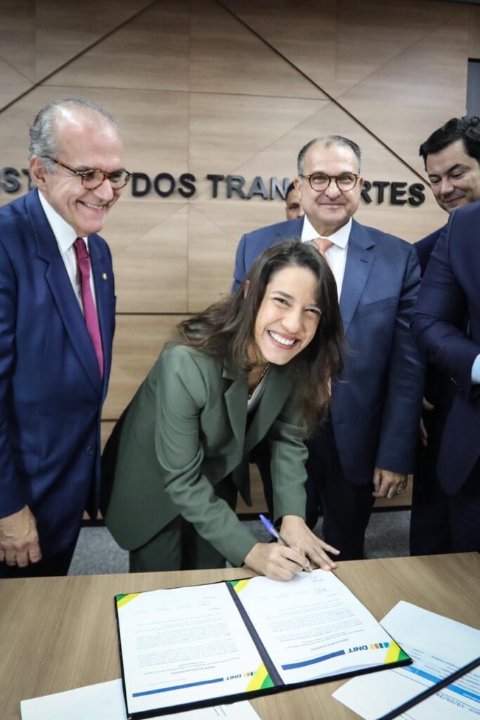 Após anúncio de retomada da Transnordestina, governadora Raquel Lyra e ministro dos Transportes, George Santoro, garantem R$ 473 milhões em obras de infraestrutura