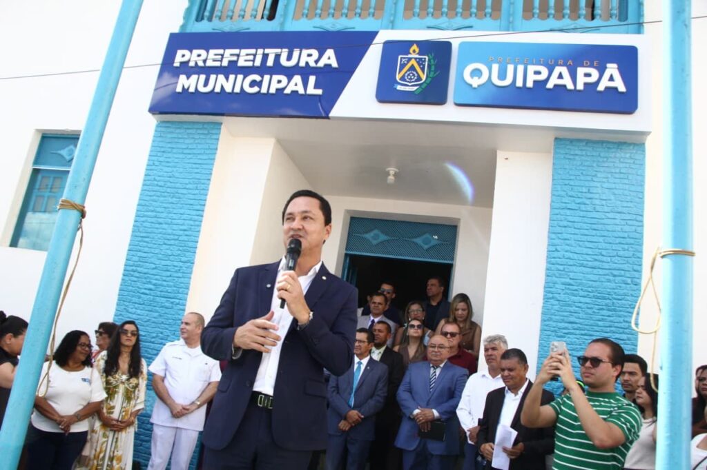 No aniversário de 126 anos de Quipapá, André Ferreira faz entregas ao lado do prefeito Pité