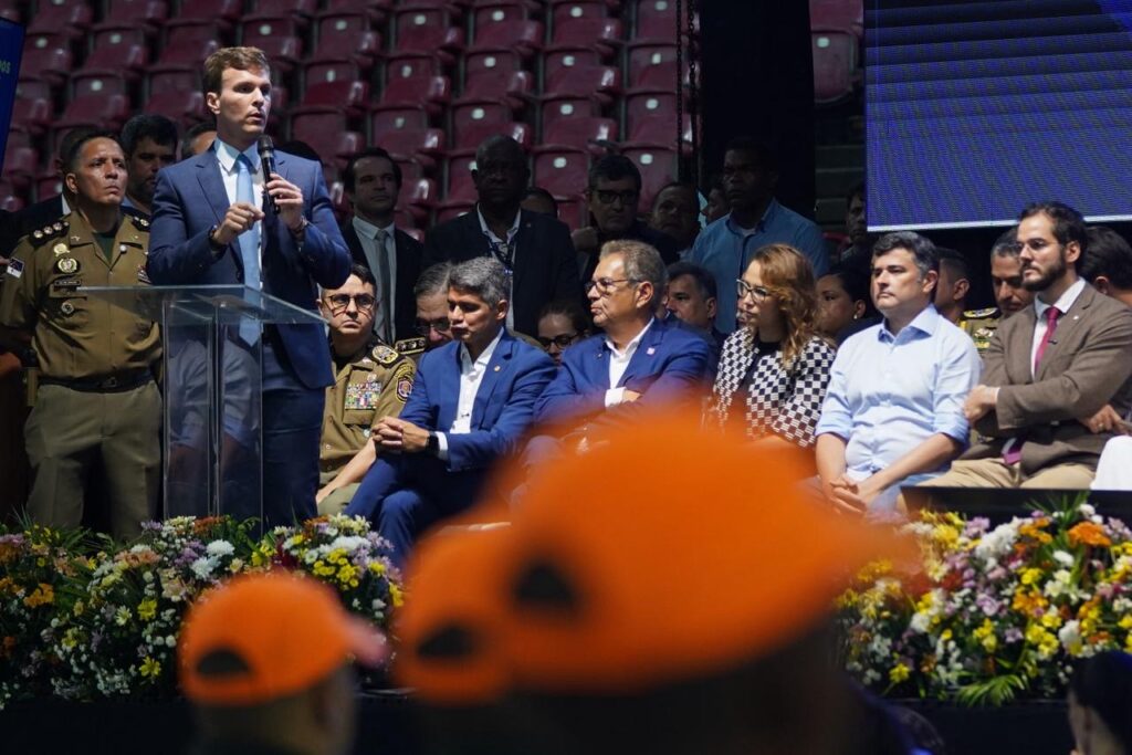 Miguel Coelho prestigia formatura de mais de 2 mil novos soldados da PM em Pernambuco