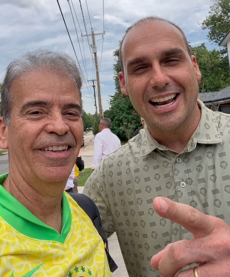 Eduardo Bolsonaro grava vídeo e pede aos seguidores que acompanhem o Deputado Coronel Feitosa nas redes sociais