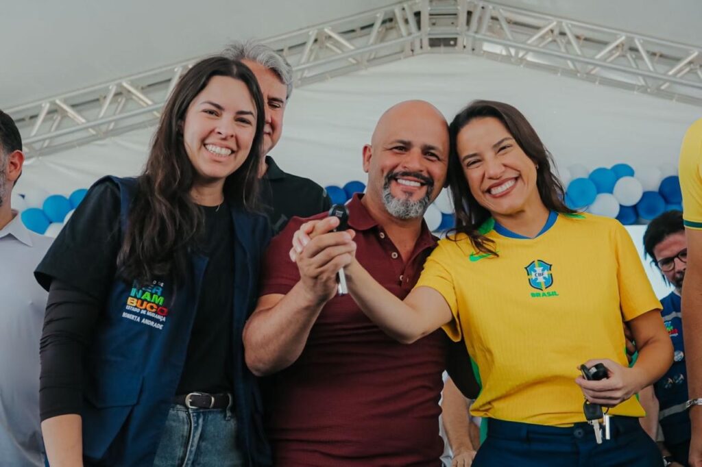 Em Caruaru, governadora Raquel Lyra entrega 255 moradias, autoriza construção de Colégio da Polícia Militar e anuncia novas obras de infraestrutura