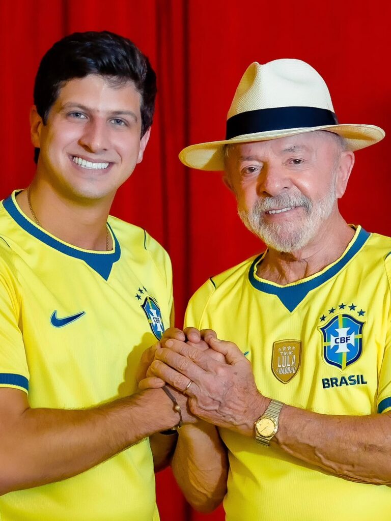 Convidado por Lula, João Campos assiste à vitória do Brasil no Alvorada
