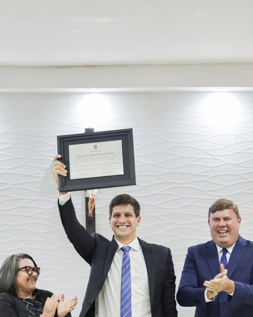 João Campos recebe o título de cidadão de São Bento do Una