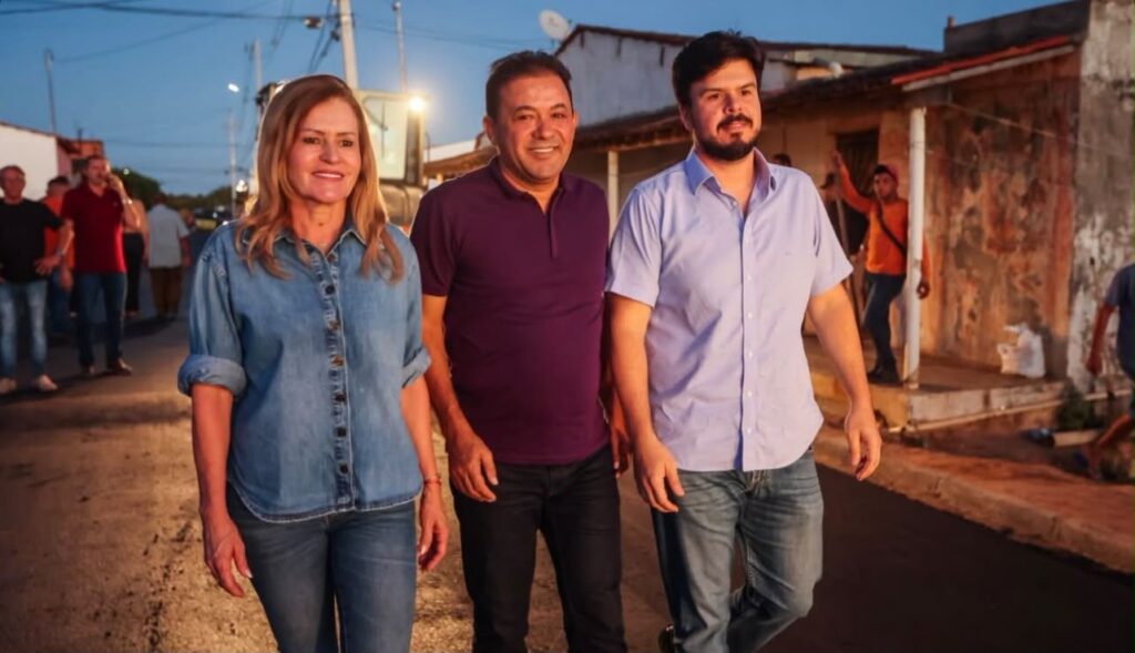 Entre sede e distritos parceria entre o deputado federal Fernando Filho e a gestão Evilásio Mateus e Bringel Filho iniciam o banho de asfalto com mais de 100 ruas