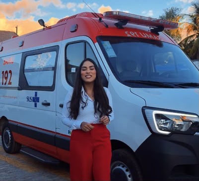 Zeca viabiliza SAMU em Arcoverde e secretária de Saúde recebe primeira ambulância do serviço