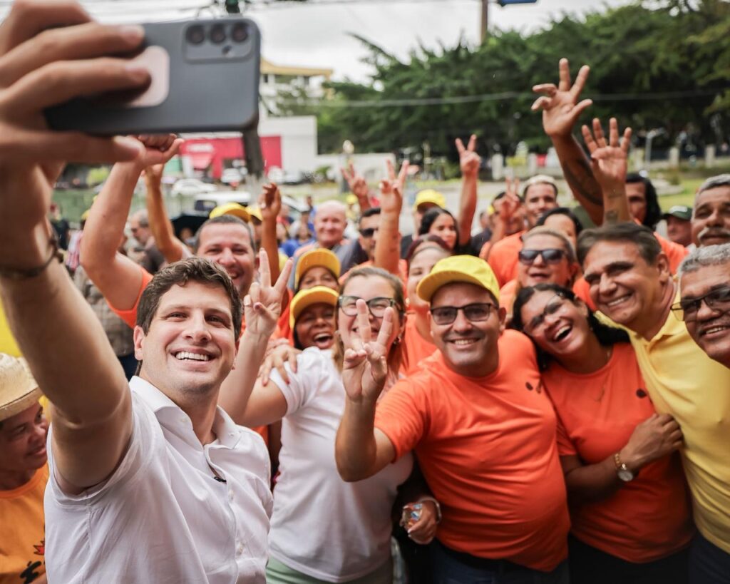 João Campos reúne lideranças em grande caminhada pelo comércio de Paulista