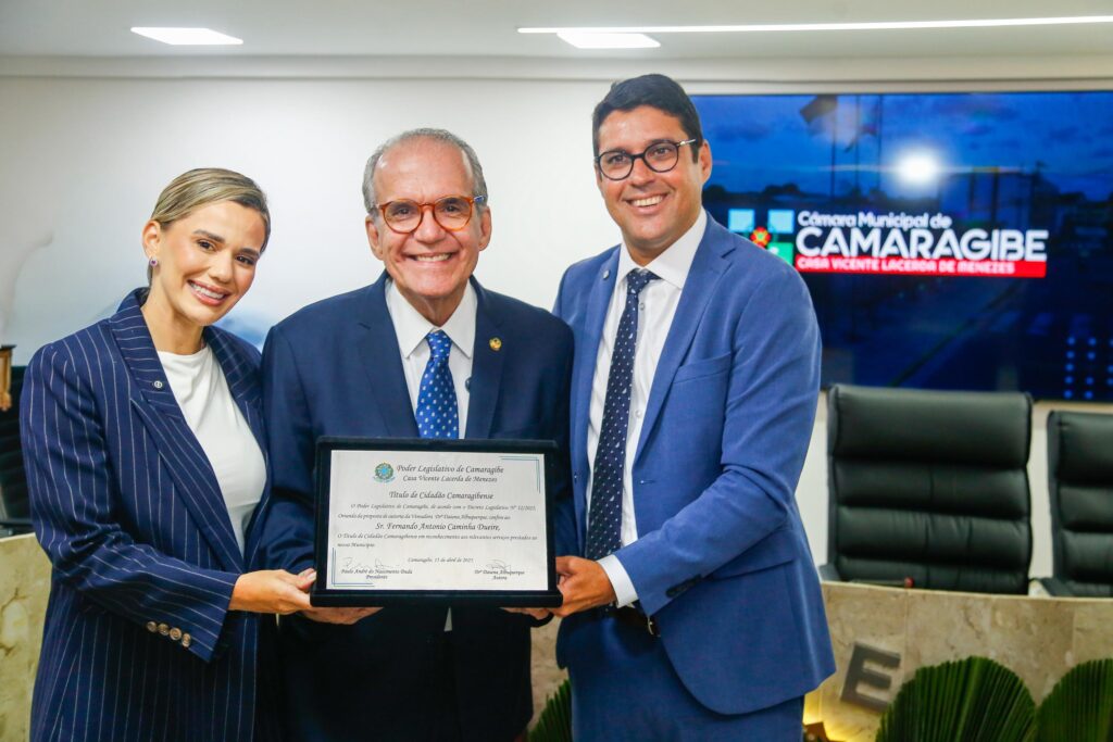 Prefeito Diego Cabral formaliza apoio à reeleição do senador Fernando Dueire durante homenagem em Camaragibe