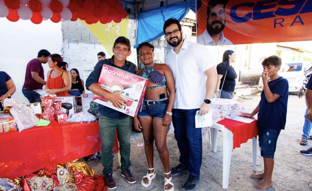 César Ramos tem encontro com Edvaldo do Povão durante bingo em homenagem ao Dia das Mães