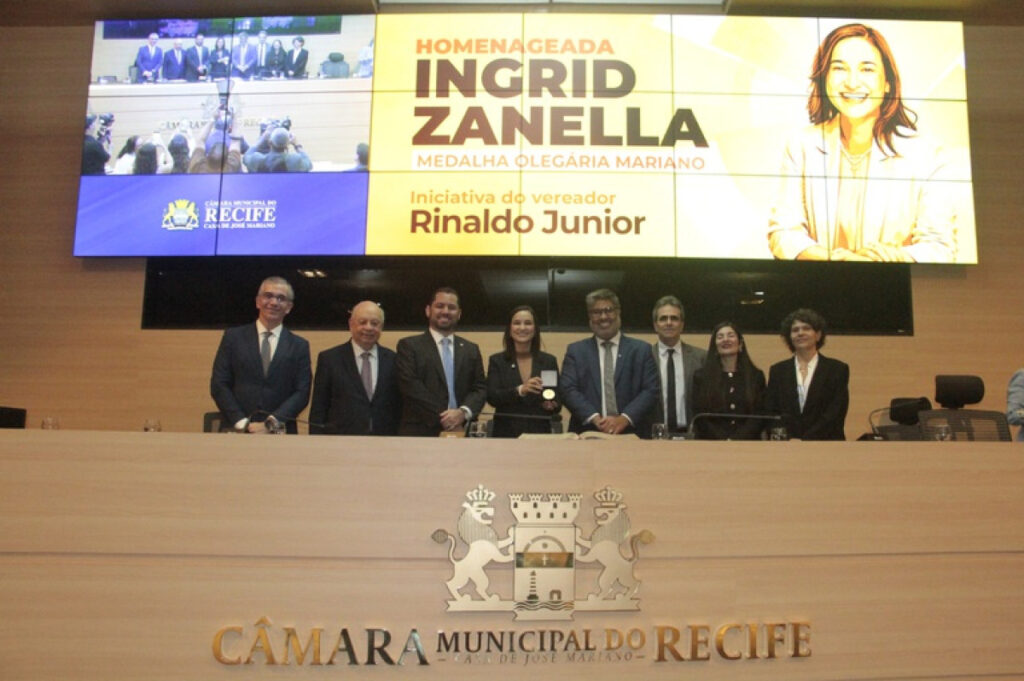 Medalha de Mérito Olegária Mariano é entregue a Ingrid Zanella