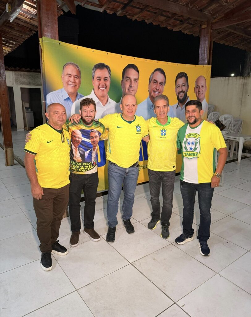 Coronel Feitosa e Cabo Gilberto Silva promovem sessão do documentário sobre a vida de Bolsonaro em Itambé