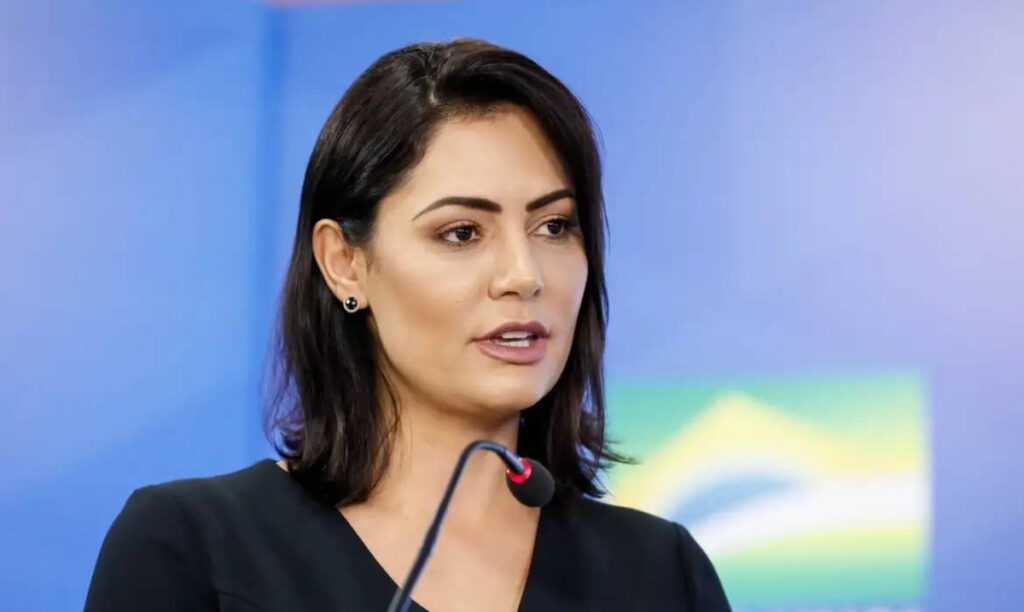 Michelle nega atrito com Flávio e prega união contra governo Lula