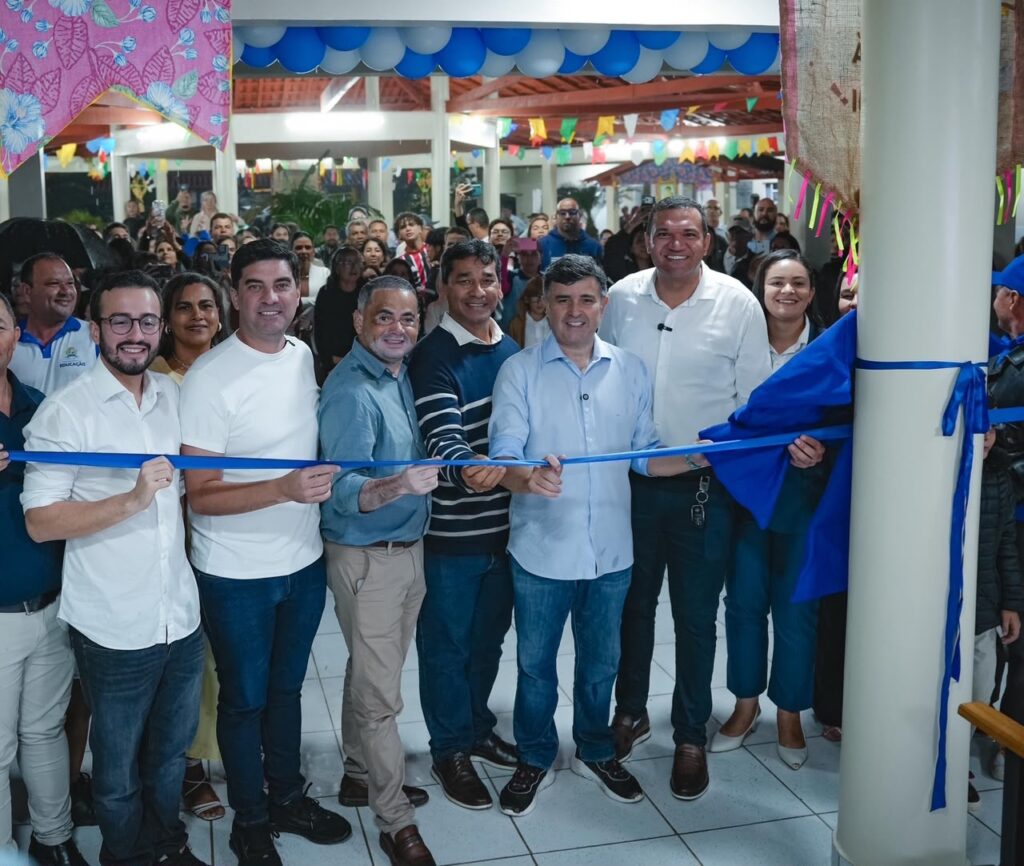 Eduardo e Lula da Fonte participam, ao lado do prefeito Professor Ronaldo, Silvio de Roque e Kaio Maniçoba, da inauguração de duas escolas em Tupanatinga