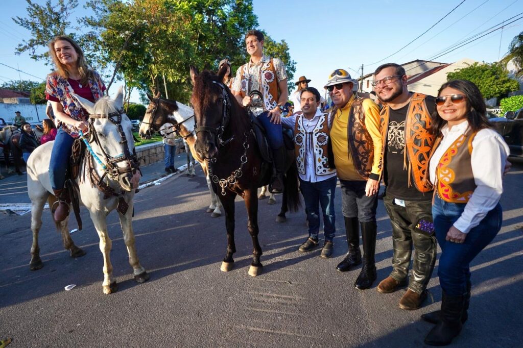 Álvaro Porto se junta a João Campos e ao prefeito Vinícius Marques nas celebrações da Cavalgada da Pedra do Reino