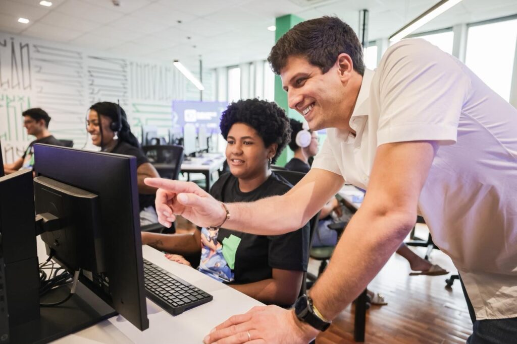 João Campos promete criar o Embarque Digital Pernambuco, com 10 mil vagas para formação em tecnologia