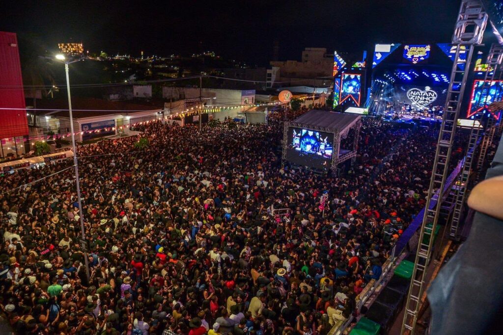 Natanzinho arrasta multidão no São João de Arcoverde e confirma sucesso da programação ao subir ao palco às 20h