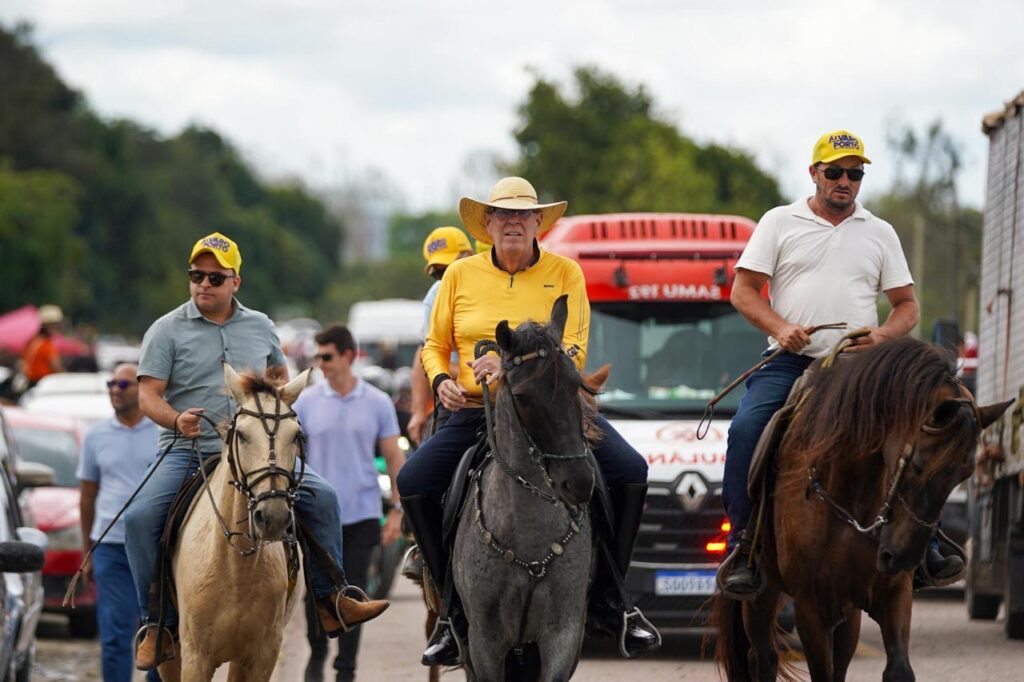 Ao lado do prefeito Saulo Maruim, Álvaro Porto participa da 23ª Cavalgada de Sao João, em Brejão