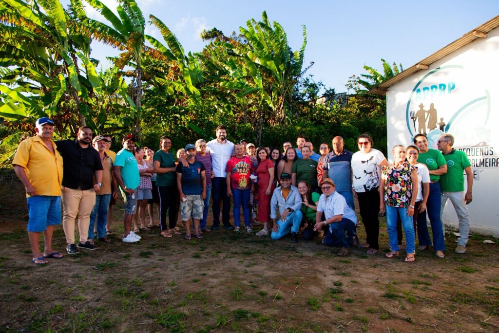 Em Chã Grande, César Ramos é recebido por produtores rurais