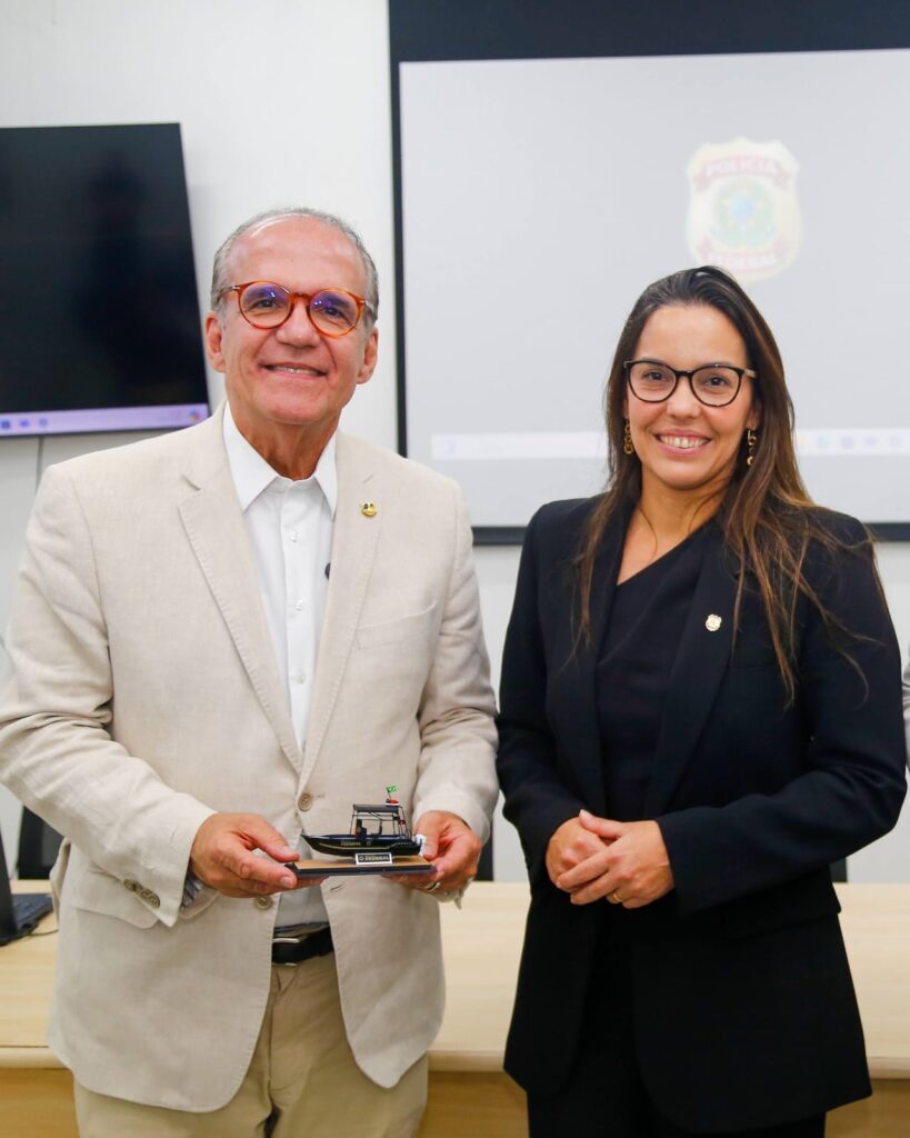 Senador Fernando Dueire é homenageado pela Polícia Federal