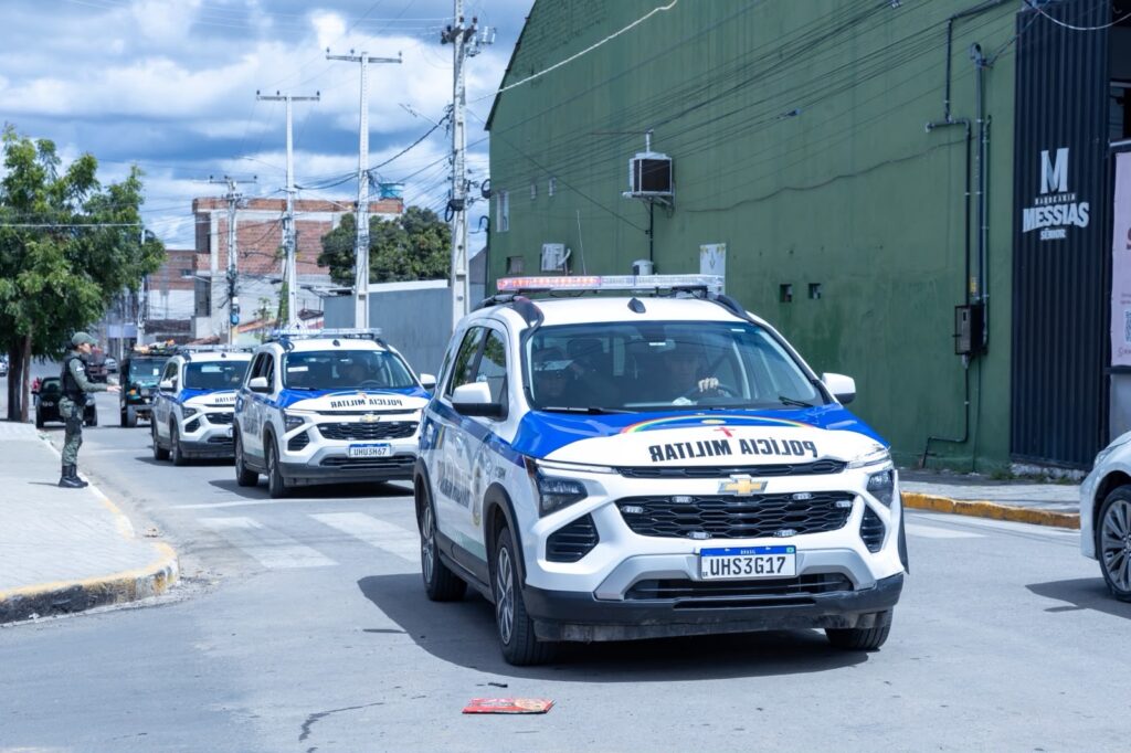Atendendo solicitação do prefeito Helinho Aragão e do ex-prefeito Fábio Aragão, Governo do Estado reforça segurança de Santa Cruz com 52 novos policiais e dez viaturas e seis motocicletas